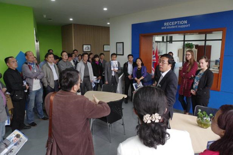 学员们参观考察了学校利兹学院、茅以升学院，听取了两所学院的运行机制、培养模式、国际合作等方面的介绍并与负责人进行了交流。（文字：李欢欢；摄影：韩宝志）