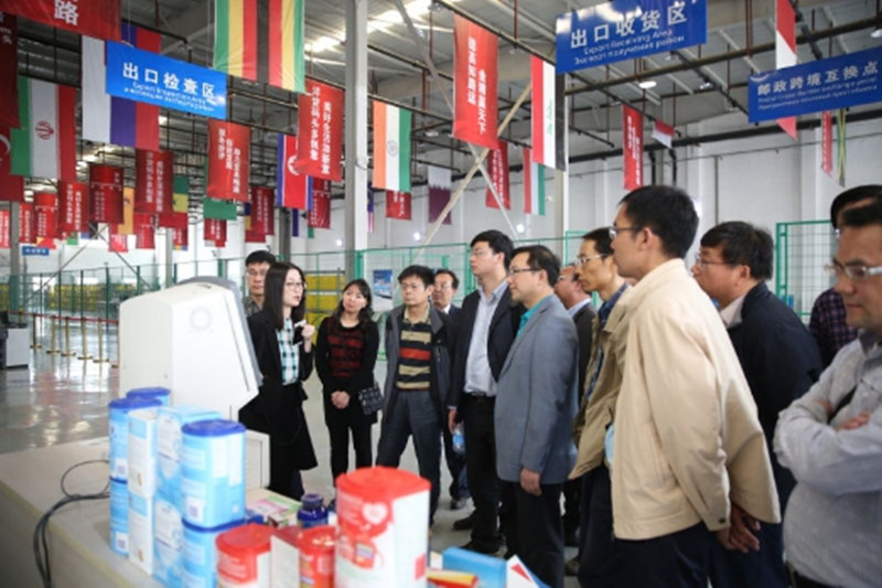 20日下午,学员们到西安国际港务区开展学习调研活动。参观考察了国际港务区规划馆,了解了国际港务区的发展规划、目标定位、建设情况;在洋货码头,实体考察了跨境电子商务的运作过程;在西部商品交易中心,参观了西安企点创业孵化有限公司,该公司协同政府资源、对接市场需求、扶植大学生创新创业的先进理念和有效做法给大家留下了深刻印象。(文图:王庆华、高徐、邹晓青;制作:第47期高校中青班赴陕西高校调研团) 20日下午,学员们到西安国际港务区开展学习调研活动。参观考察了国际港务区规划馆,了解了国际港务区的发展规划、目标定位、建设情况;在洋货码头,实体考察了跨境电子商务的运作过程;在西部商品交易中心,参观了西安企点创业孵化有限公司,该公司协同政府资源、对接市场需求、扶植大学生创新创业的先进理念和有效做法给大家留下了深刻印象。(文图:王庆华、高徐、邹晓青;制作:第47期高校中青班赴陕西高校调研团)