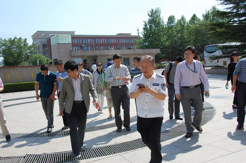 5月10日下午，国家教育行政学院第47期高校中青班三班全体学员，在班主任赵宏强老师带领下，到中国人民公安大学开展考察调研活动。