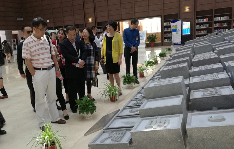学员们参观了该校图书馆和管理科学与工程学院优美的教学办公环境，吕杰副主任还向学员们详细介绍了该校的校园规划建设。