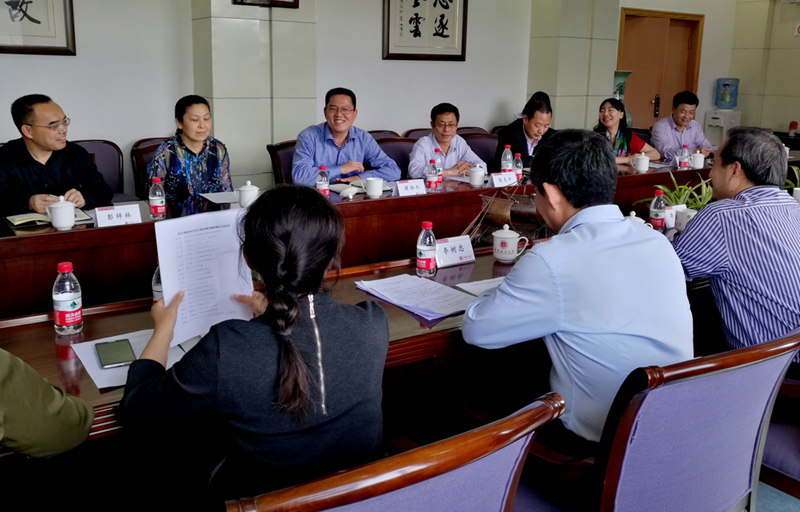 学员们随后又到中国政法大学进行学习调研。中国政法大学校长黄进、副校长李树忠、组织部长王立艳等职能部门负责人热情接待并进行了深入的交流。在交流座谈会上，学员们认真观看了该校宣传片，对该校的历史与辉煌成就等有了进一步的认识。黄进校长对调研团一行到访表示热烈欢迎，他向学员们介绍了该校的发展历程、办学定位以及创新型大学建设与发展、学科建设等情况。李树忠副校长也向学员们详细介绍了该校在大学治理、人才培养特色、学生权益保障等方面的情况。并着重介绍了该校特有的“双专业，双学位”建设情况。