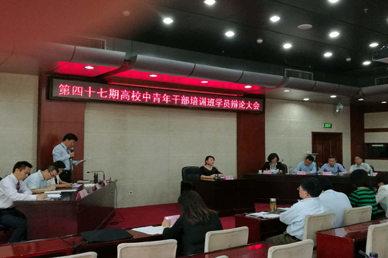 第一场辩论赛，由来自培训班6班与2班的学员分别组成正、反方辩论团队，围绕“MOOC是否会取代传统授课方式”辩题展开辩论。上海外国语大学新闻传播学院党总支书记樊娟担任本场辩论赛主席。