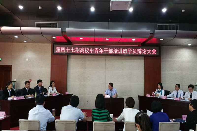 第二场辩论赛，由来自培训班5班与3班的学员分别组成正、反方辩论团队，围绕“在校大学生创业利大于弊还是弊大于利”辩题展开辩论。河北经贸大学校办主任王彦东担任本场辩论赛主席。