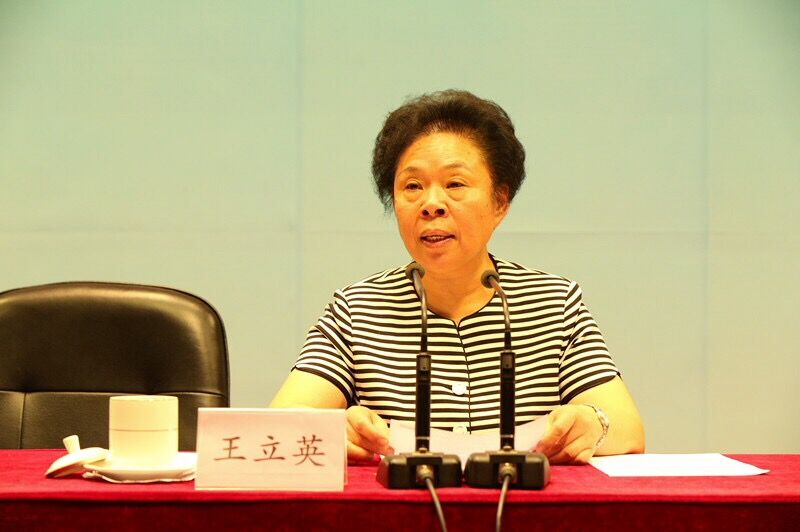 王立英解读了习近平总书记关于反腐倡廉建设的系列讲话精神,她指出要深刻领悟全面从严治党的一贯要求和根本方针以及反腐倡廉建设所面临的严峻性、复杂性,明确纪律标尺,进一步坚定深入开展反腐倡廉建设的决心和信心。 王立英解读了习近平总书记关于反腐倡廉建设的系列讲话精神,她指出要深刻领悟全面从严治党的一贯要求和根本方针以及反腐倡廉建设所面临的严峻性、复杂性,明确纪律标尺,进一步坚定深入开展反腐倡廉建设的决心和信心。