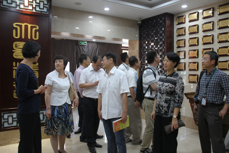 学员们还参观了该校中医药博物馆的中药综合展厅、中国医学史展厅以及国医堂门诊部。
经过交流考察，学员们了解了中华文化重要组成部分的中医、中药的发展历史，对中药的独特功效以及发展前景倍感自信。
（文字：闽南师范大学 陈再生  摄影：贵州师范学院 邹晓青）