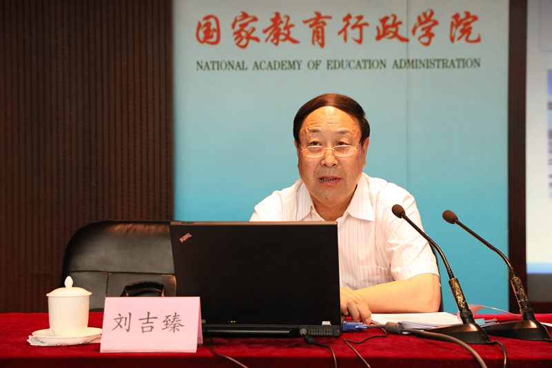  刘吉臻指出，在新的历史时期，落实创新发展理念、实施创新驱动发展战略对高校科技成果转化工作提出了更高、更迫切的要求。当前我国高校科技成果转化能力与建设创新型国家的要求还存在较大差距；推进高校科技成果转化，要遵循科学研究规律、市场化规律，要努力形成集聚效应，构建制度环境。（陈霞玲）
