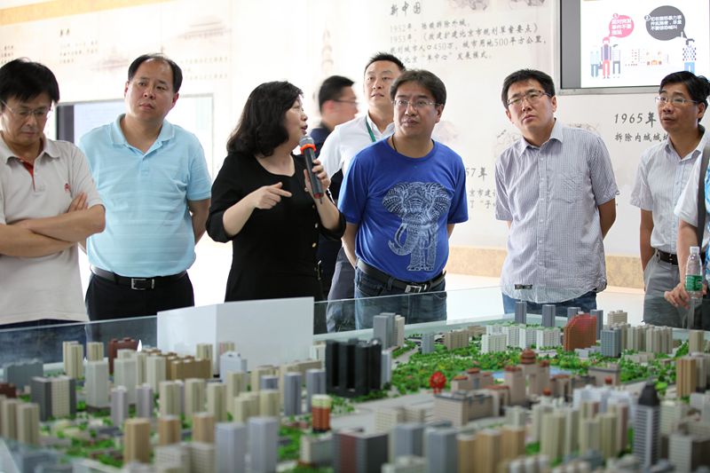 特大城市研究院常务副院长段霞教授向大家介绍了实验室的功能，并结合沙盘、实景和模拟仿真系统逐一介绍学校开展城市运行、城市规划、城市管理等方面的教学与科研情况。接着，大家在动感体验室观看了3D播放效果的地震模拟视频。