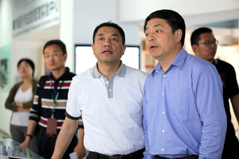 在首都经贸大学考察时，校长王稼琼教授陪同全体学员参观了城市运行与应急管理实验室。