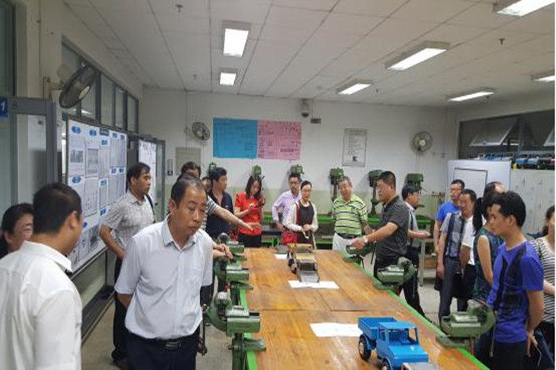 随后，学员们参观考察了机械工程学院、汽车工程学院、艺术设计学院等各学院的实训中心。北京电子科技职业学院办公室主任崔靖宇及各学院院长陪同参观考察。