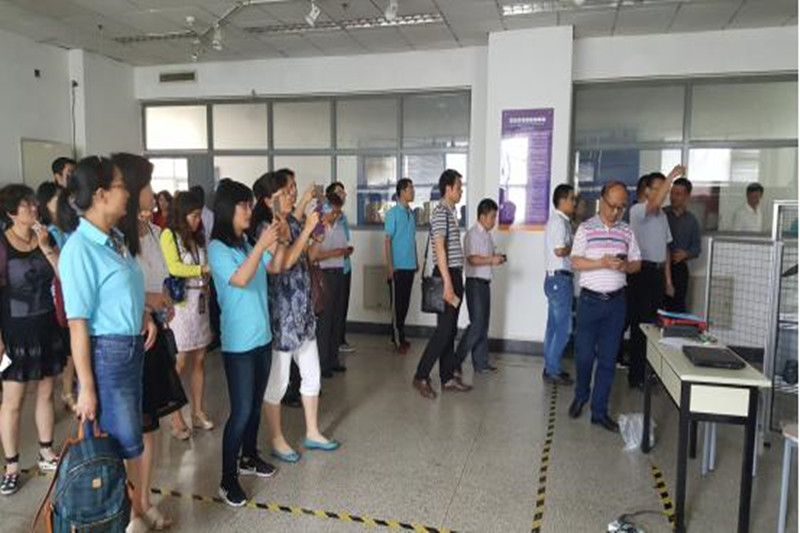 与时俱进的办学理念，灵活多样的人才培养模式，先进的实训设备以及学生在各级大赛中取得的骄人成绩为学员们留下深刻印象。