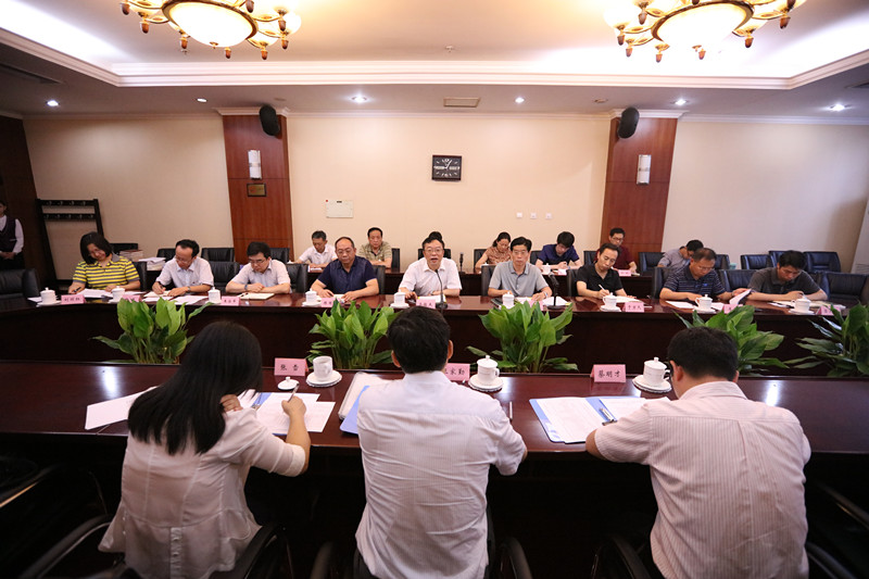 学院党委书记、常务副院长马俊杰向督导组汇报了学院“两学一做”开展情况，他分别从学院学习教育基本情况、学习成效、特色特点等方面做了详细汇报。学院领导班子高度重视“两学一做”学习教育，认真谋划、积极落实，以学院基层党支部为核心，结合学院干部培训主业，通过落实“一岗双责”和“党政同责”，开展了一系列卓有成效的工作，切实做到了学习教育全覆盖、无死角，党建业务两不误、双促进，真正把“两学一做”学习教育融入到了学院事业发展当中；党员的理想信念和“四个意识”进一步增强，党员的党章意识和纪律意识进一步增强，党支部的战斗力和凝聚力进一步增强。