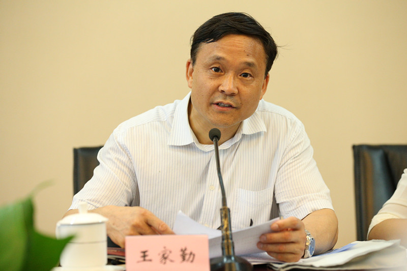 王家勤对学院“两学一做”学习教育工作给予了高度肯定。他指出，国家教育行政学院党建工作底子好、基础牢、资源丰富，学院党委领导班子高度重视“两学一做”学习教育，做到了设计合理、推进有序、落实得力，有关工作特色鲜明、亮点突出，特别是将“两学一做”内容及时融入干部培训设计，并在相关班级开展学习教育，效果很好。他希望学院总结研究，发掘特色亮点，做好经验总结，继续深入做好“两学一做”后续工作。学院党委副书记、纪委书记温晓阳，党支部书记、党务干部和教师代表以及普通党员代表参加了座谈会。（谌陟）