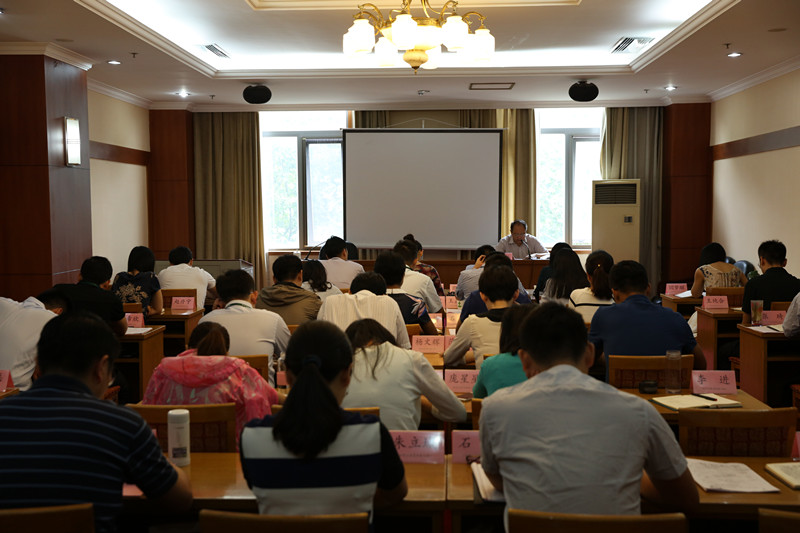 9月1日上午,教育部政策法规司司长孙霄兵以“牢固掌握教育法律基本原理 扎实推进教育制度综合改革”为题,为“2016年教育部机关初任公务员培训班”作专题报告。他指出,教育法有其独特的性质与功能,对于保障国家教育政策的实施和教育事业发展意义重大,同时也为教育事业发展的有序化、科学化提供了可靠根据。他强调,教育工作者,尤其是教育行政工作人员,更应当牢牢掌握教育法律的基本原则,充分认识教育法律关系,通过不断完善教育法律体系,充分发挥教育法制对教育事业发展的助推作用,从而扎实推进教育制度综合改革的有序进行。 (曹飞) 9月1日上午,教育部政策法规司司长孙霄兵以“牢固掌握教育法律基本原理 扎实推进教育制度综合改革”为题,为“2016年教育部机关初任公务员培训班”作专题报告。他指出,教育法有其独特的性质与功能,对于保障国家教育政策的实施和教育事业发展意义重大,同时也为教育事业发展的有序化、科学化提供了可靠根据。他强调,教育工作者,尤其是教育行政工作人员,更应当牢牢掌握教育法律的基本原则,充分认识教育法律关系,通过不断完善教育法律体系,充分发挥教育法制对教育事业发展的助推作用,从而扎实推进教育制度综合改革的有序进行。 (曹飞)