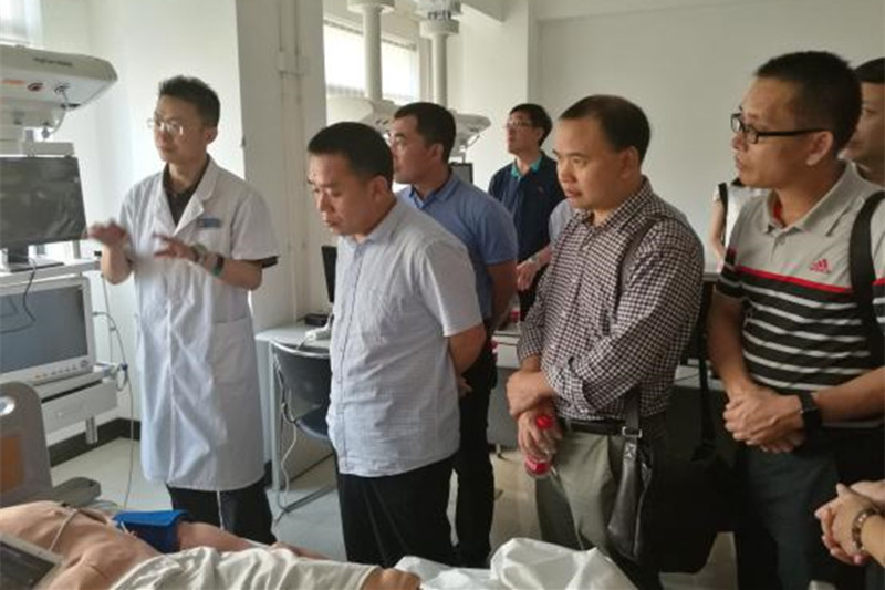 培训班学员、北京中医药大学第三临床医学院院长刘金民教授系统介绍了医学实训教育的体系和环境,并带领学员现场考察了东方医院的急诊科、ICU病房以及中草药房。随后学员观摩了东方医院的医学实训中心。 培训班学员、北京中医药大学第三临床医学院院长刘金民教授系统介绍了医学实训教育的体系和环境,并带领学员现场考察了东方医院的急诊科、ICU病房以及中草药房。随后学员观摩了东方医院的医学实训中心。