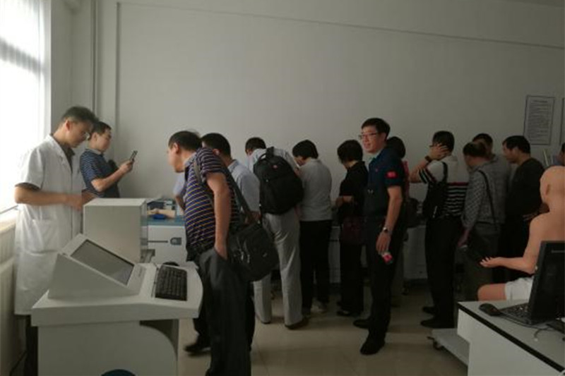 通过考察调研,学员实地体验了北京中医药大学先进的实训教学体系,分享、交流了教学和管理新经验,融炼了团队精神。学员们表示,在今后的培训学习中将更好地把理论与实践结合,加强团队协作,顺利完成各项学习任务。(五班供稿) 通过考察调研,学员实地体验了北京中医药大学先进的实训教学体系,分享、交流了教学和管理新经验,融炼了团队精神。学员们表示,在今后的培训学习中将更好地把理论与实践结合,加强团队协作,顺利完成各项学习任务。(五班供稿)