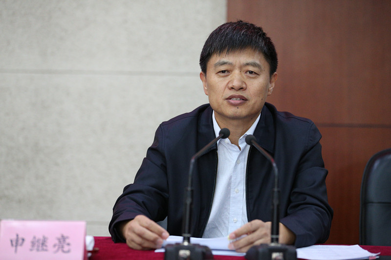申继亮详细介绍了深化育人模式改革的背景、工作部署、实施路线与重大意义。他强调，党的十八大报告明确提出把“立德树人”作为教育的根本任务，就基础教育而言，关键是要促进内涵发展，内涵发展的关键是质量提升，而质量提升的关键是育人模式改革。教育部将以高中课程与教材修订、高考与中考改革整体设计、加强综合实践课实现全面育人、优秀教学成果推广应用、高考与中考综合改革试点等工作为关键抓手，进一步深化育人模式改革，全面贯彻落实立德树人根本任务。申继亮要求，各地要建立课程监测反馈机制，了解改革状况，探索改革策略；要建立起多部门联动机制，形成育人模式改革合力。