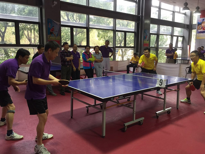 此次比赛为团体赛，设男单、女单、男双、混双四个项目，以三个班级为单位进行循环比赛。经过近两个小时的激烈角逐，一班、三班、二班分获前三名。班主任赵宏强宣布比赛结果并为获奖班级颁奖。