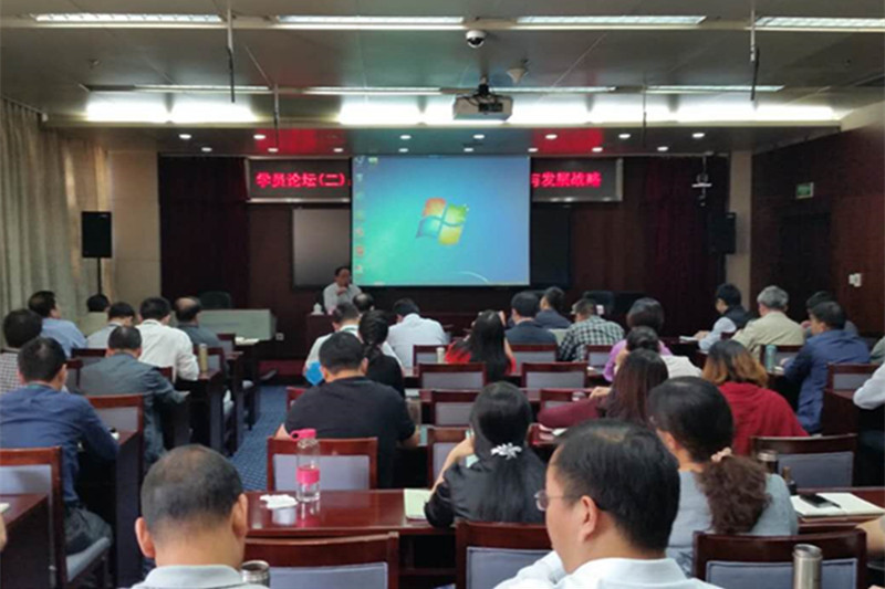 第二个专题“高水平大学的学科建设与发展战略”在专家公寓一层寿春厅举行，由吉林大学行政学院院长张贤明主持。来自兰州大学发展规划处处长吴国军、中山大学发展规划办公室副处长李一希、哈尔滨工业大学机电工程学院副院长闫永达三位学员主讲。六位学员围绕论坛主题，结合自己学校的特色和亮点，为同学们呈献了一场精彩的演讲。同学们认为，通过此次论坛，受益匪浅，对今后开展工作大有帮助。论坛结束后，学员们纷纷下载了主讲嘉宾的课件，表示回去继续学习。（供稿人：第49期中青班三班学员 陈铁步）