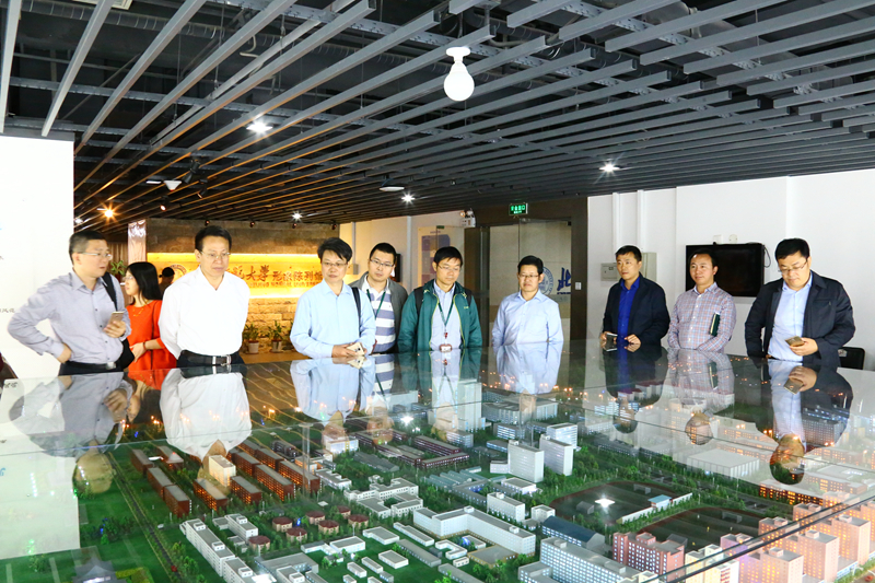 座谈会结束后，全体学员参观了北京师范大学的形象陈列馆。大家观看了校园的沙盘，仔细了解不同校区的布局和规划，对北师大不同历史时期的校区分布有了直观认识。随后依次参观了校史厅、名师厅、特色厅和启功厅，对北师大110余年的历史发展、重要成就、精神风范、文化品格、名师大家有了更深刻、更全面的认识。