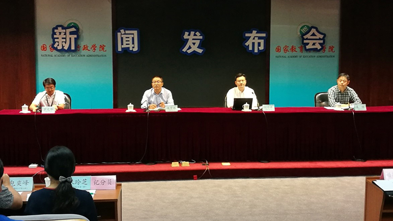 模拟演练以班为单位，分别就学生秋游交通事故伤亡事件、新建学生公寓疑似中毒事件和学生宿舍坠楼事件，自行拟定发言人和记者身份，进行了实战演练。