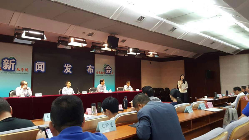学院授课教师杨艳玲副教授全程观看模拟演练并做精彩点评。她对学员们的表现给予了高度肯定，认为各组学员态度认真、准备充分，能很好地学以致用，体现了良好的媒介素养和舆情应对处置能力。学员们一致认为，模拟新闻发布会的教学形式新，互动效果好。通过实景模拟教学，在亲身体验中增强应对高校突发事件、与媒体沟通的能力和水平，对今后的工作很有帮助。（供稿人：浙江大学宁波理工学院 李萍萍）