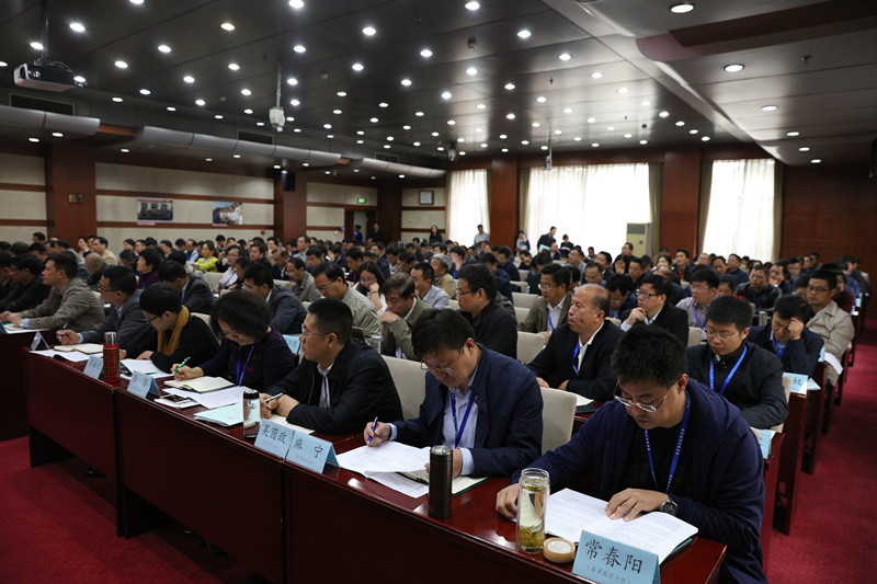 共有来自全国30个省、自治区、直辖市及新疆生产建设兵团县市教育行政部门的负责同志196人参加本期培训班学习研修。培训班将通过专题报告、政策研讨、案例教学、小班教学、现场教学、学员论坛等方式，进行为期三周的培训教学活动。（黄永军）