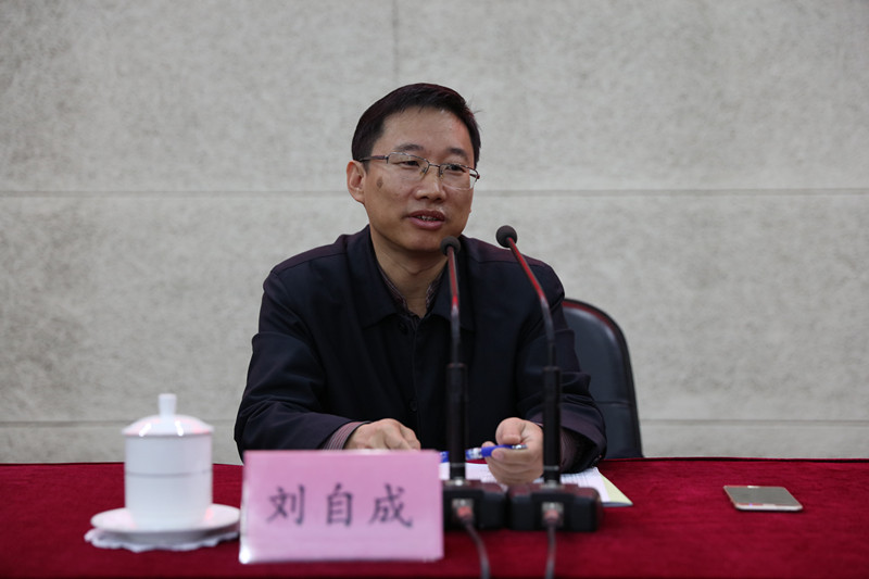 刘自成从治国理政的新理念、新思路、新战略,经济社会发展新要求以及教育事业自身发展新需求等三个方面,向学员介绍了教育综合改革的总目标、总方略、总方针、总导向和总路径。他强调,“立德树人、促进公平、提高质量、激发活力、强化保障”是教育综合改革的总任务。 刘自成从治国理政的新理念、新思路、新战略,经济社会发展新要求以及教育事业自身发展新需求等三个方面,向学员介绍了教育综合改革的总目标、总方略、总方针、总导向和总路径。他强调,“立德树人、促进公平、提高质量、激发活力、强化保障”是教育综合改革的总任务。