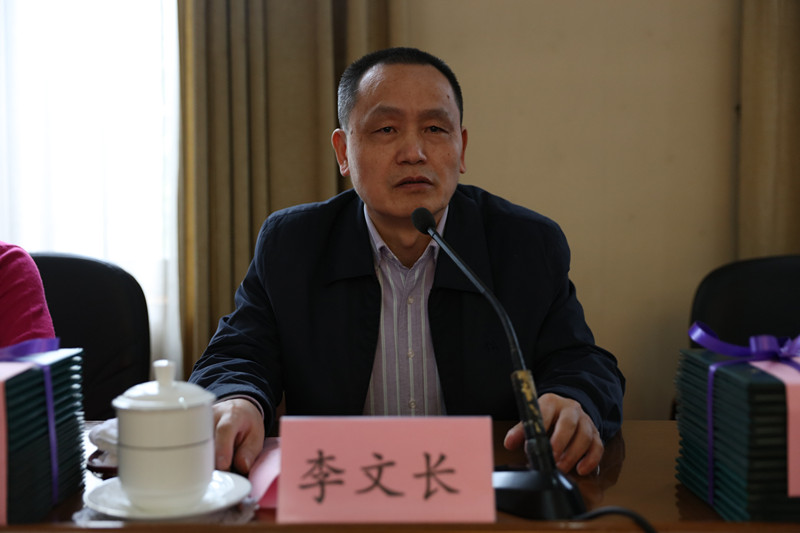 李文长强调,教育外事干部要树立教育意识,在常规外事工作的基础上,抓住和理解教育外事工作的特点,掌握工作规律,把握好工作着力点;要树立研究意识,积极主动地结合工作开展研究,为我国教育事业的发展提供政策咨询服务。 李文长强调,教育外事干部要树立教育意识,在常规外事工作的基础上,抓住和理解教育外事工作的特点,掌握工作规律,把握好工作着力点;要树立研究意识,积极主动地结合工作开展研究,为我国教育事业的发展提供政策咨询服务。