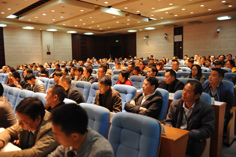 本期田家炳基金会“西部乡村中小学校长培训计划”小学校长培训班和中学校长领导力提升研修班，共有来自23个省市自治区的近200名校长参加培训。学员将通过专题报告、校长讲坛、现场教学、行动学习以及分组研讨等形式，围绕校长整体素质和办学治校能力的提高进行深入学习。（屈潇潇）