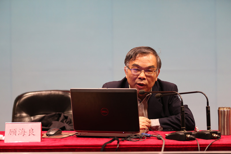 顾海良结合习近平总书记“七一”重要讲话精神,重点阐释了我党自成立以来经历的三个重要历史时期及具有重大历史贡献的三次“伟大飞跃”。他指出,习近平总书记“七一”重要讲话全面深刻的描述了我党发展的艰辛历程,是全党在新的历史条件下进行的具有诸多新的历史特点的伟大斗争的政治宣言,是指引我们党奋力推进中国特色社会主义伟大事业和全面推进党的建设新的伟大工程的纲领性文献。 顾海良结合习近平总书记“七一”重要讲话精神,重点阐释了我党自成立以来经历的三个重要历史时期及具有重大历史贡献的三次“伟大飞跃”。他指出,习近平总书记“七一”重要讲话全面深刻的描述了我党发展的艰辛历程,是全党在新的历史条件下进行的具有诸多新的历史特点的伟大斗争的政治宣言,是指引我们党奋力推进中国特色社会主义伟大事业和全面推进党的建设新的伟大工程的纲领性文献。