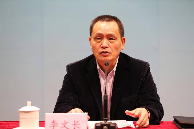 李文长介绍了两个进修班的背景、意义和教学计划。他指出，深入学习贯彻党的十八大、十八届三中、四中、五中、六中全会精神和习近平总书记系列讲话精神是进修班坚持贯彻始终的主线，深入推动职业教育综合改革是进修班必须把握的主题，全国职业教育工作会议以及近期颁布的系列规划与政策文件是进修班应该关注的重点内容。