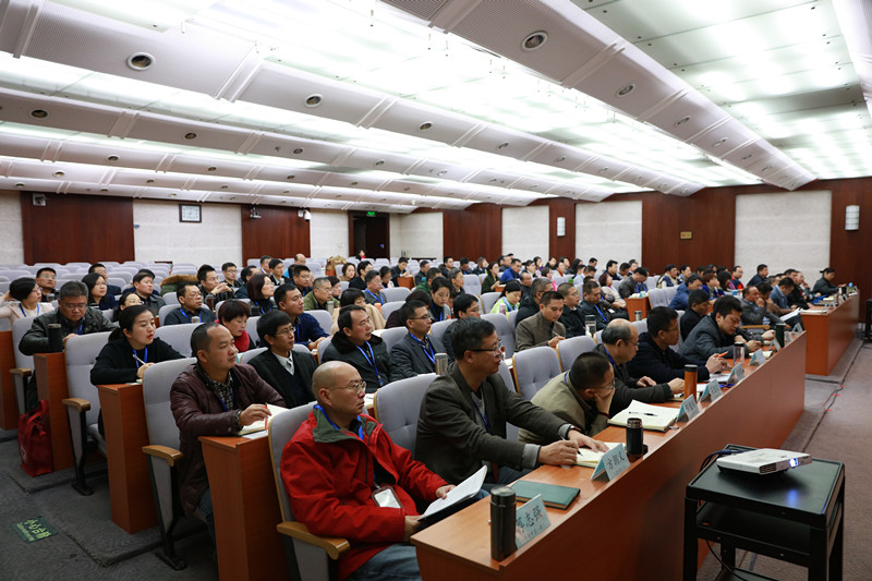 开班式后,中国教育学会会长钟秉林做了“加强科学谋划,推进内涵发展”的开班报告。来自14个省23所高校的113位中层管理干部将在学院进行为期一个月的研修学习。(余海波) 开班式后,中国教育学会会长钟秉林做了“加强科学谋划,推进内涵发展”的开班报告。来自14个省23所高校的113位中层管理干部将在学院进行为期一个月的研修学习。(余海波)