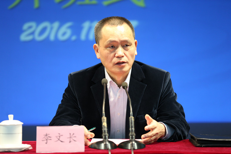 李文长介绍了研修班举办的背景、意义、任务和重点内容。他指出,高校中层干部研修班是高校中层管理干部一个非常有效的学习研修平台,为各高校干部队伍的建设、管理工作的创新提供了有效支持。培训计划坚持贯穿一条主线,即深入学习贯彻党的十八大、十八届历次全会精神和习近平总书记系列讲话精神;研修任务紧扣一个主题,即深化高等教育综合改革,加快推进中国教育现代化历史进程。 李文长介绍了研修班举办的背景、意义、任务和重点内容。他指出,高校中层干部研修班是高校中层管理干部一个非常有效的学习研修平台,为各高校干部队伍的建设、管理工作的创新提供了有效支持。培训计划坚持贯穿一条主线,即深入学习贯彻党的十八大、十八届历次全会精神和习近平总书记系列讲话精神;研修任务紧扣一个主题,即深化高等教育综合改革,加快推进中国教育现代化历史进程。