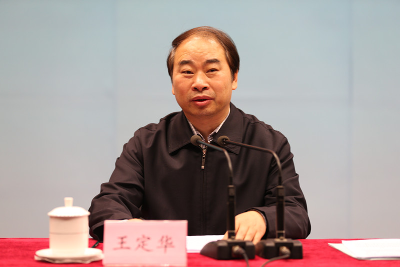 王定华深刻分析了当前我国教育和职业教育发展面临的新形势，指出加强教师队伍建设已成为各界共识。王定华强调，“十三五”期间的建设任务是按照“创新制度、完善体系、加快补充、提升素质”的总体思路，充实教师数量，优化队伍结构，规范教师管理，加强基本保障，加快建设一支师德高尚、数量充足、技艺精湛、结构合理、专兼结合的高素质专业化“双师型”教师队伍。