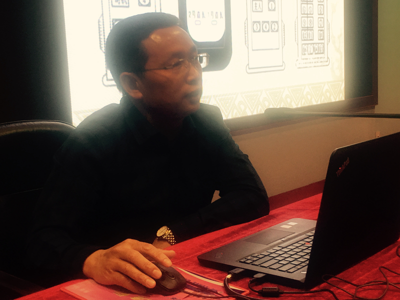 龙景奎为同学们介绍了《工作基本礼仪》。他将高校日常工作中礼仪分为3类介绍，一是会议礼仪，展示了如何做好主持词及讲话稿、会议通知、会场布置等工作；二是宴请礼仪，详细介绍了宴请的类型、宴请准备, 宴请座次安排；三是其他礼仪，如乘车、握手、介绍、电话、名片、敬酒、现代的基本要求。大家深刻的感受到讲究礼仪，人到礼到，提升形象，对社会、单位和个人的重要性。