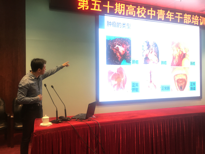 黄波做了《我们为什么不得肿瘤，我们为什么又得肿瘤？》科学普及。他首先介绍了中国医学科学院&北京协和医学院的发展140余年来的发展历史和现在概况。他从什么是肿瘤？我们为什么不容易真正得肿瘤? 我们为什么得肿瘤？如何预防和治疗肿瘤？逐级展开，将科学知识和我们的生活紧密结合，通过环境、饮食和肿瘤的关系，正确的运动之道，为大家建立积极良好的生活方式和优质的生活质量的保驾护航。