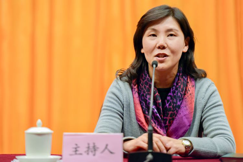 三班学员、中国药科大学药学院党委书记朱红主持沙龙活动。三位学员分别结合自己的专业背景和工作实际，从