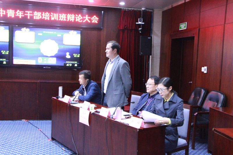 辩论赛第一环节中，双方一辩从自身辩题出发，高度概括，为本场辩论赛作开篇立论；第二环节紧张激烈，正反方二、三辩攻辩盘问，双方应变敏捷、逻辑缜密，赢得阵阵掌声；第三环节自由辩论，将辩论赛推向高潮，双方在群枪舌战中摆事实、讲道理，将在校大学生创业利弊关系剖析得淋漓尽致；最后，双方四辩总结陈词，并将对方逻辑上的漏洞逐一回击，为赢得比赛做最后的努力。最终，反方队获得冠军。