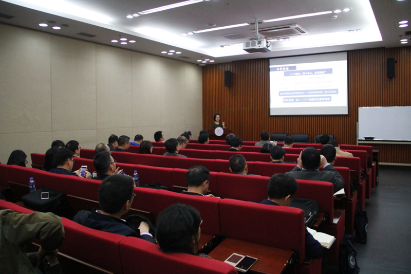 4月11日，全体学员赴清华大学考察交流。清华大学信息学院党的工作领导小组组长张小平对学员前来参观表示热烈欢迎。学校教务处副处长苏芃为学员作了人才培养与改革的专题报告，介绍了清华大学“一个根本、两个中心、多项职能”的教改理念，本科培养方案重构，“三创教育”等教改专项工作经验。