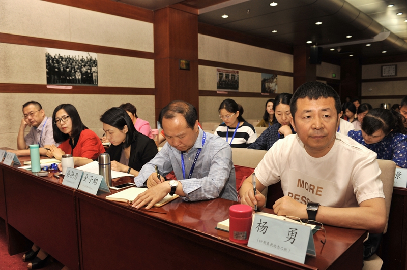 本期进修班共有100名学员组成，来自全国30个省（市、自治区）及新疆生产建设兵团，平均年龄44岁，女学员71人。（王敬红）