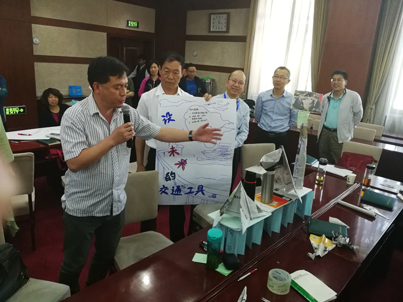 王素研究员首先指出,面对未来社会天翻地覆的变化,未来学校必然是一个学习共同体,必然会在学习空间、课程、学习方式和组织管理方面进行创新,其培养目标更加明确,学校形态应该更加开放,学习方式更加多元,学习环境更加改善,教师队伍更加优秀,教育评价更加全面。实现这种转变,项目式学习是最好的途径,也是未来社会最合适的学习方式。 王素研究员首先指出,面对未来社会天翻地覆的变化,未来学校必然是一个学习共同体,必然会在学习空间、课程、学习方式和组织管理方面进行创新,其培养目标更加明确,学校形态应该更加开放,学习方式更加多元,学习环境更加改善,教师队伍更加优秀,教育评价更加全面。实现这种转变,项目式学习是最好的途径,也是未来社会最合适的学习方式。