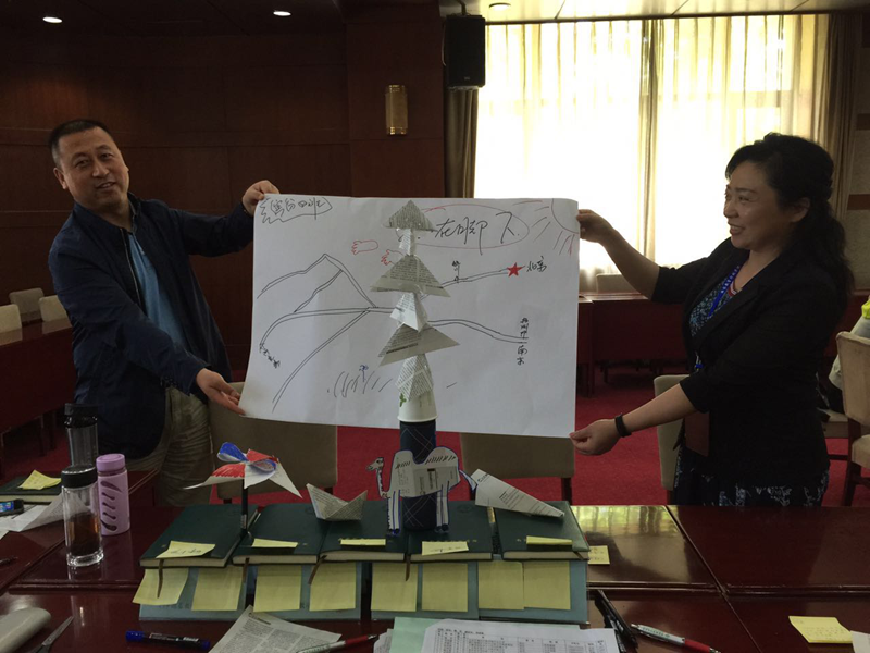 王素研究员把学员分为十个小组,各组学员围绕“您觉得走向未来学校的障碍有哪些?”“目前学校如何做才能走向未来?”展开了热烈的讨论与交流,并请各组进行汇报展示。在此基础上,她又要求各组利用所提供的简单材料,分别为小学生制作一个具有想象力的展台,并在大白纸上制作本展开的宣传海报,展示本组的设计理念。十组学员各显神通、群策群力,不仅展示了各组的成果,而且传递了各自的办学理念和教育思想。 王素研究员把学员分为十个小组,各组学员围绕“您觉得走向未来学校的障碍有哪些?”“目前学校如何做才能走向未来?”展开了热烈的讨论与交流,并请各组进行汇报展示。在此基础上,她又要求各组利用所提供的简单材料,分别为小学生制作一个具有想象力的展台,并在大白纸上制作本展开的宣传海报,展示本组的设计理念。十组学员各显神通、群策群力,不仅展示了各组的成果,而且传递了各自的办学理念和教育思想。