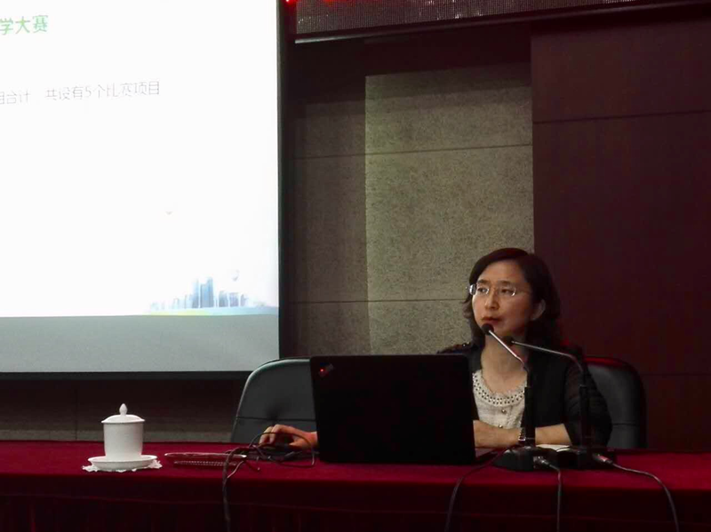 北京工业职业技术学院建筑与测绘工程学院张丽丽副院长就所在学院信息化教学大赛的相关经验和赛后心得与大家做了交流和分享，张副院长从高等职业教育现状分析出发，提出职业教育教学目前面临的挑战及教学改革的紧迫性并介绍自己对信息化教学内容及意义的理解，分享她在信息化教学中摸索出的规律和常用的技术手段。张副院长还重点与大家共同探讨她在参加全国信息化教学大赛中积累的经验和获得的现实意义。同学们听后意犹未尽，邀请张老师能在今后在学术沙龙中能继续分享她带来的教学案例。