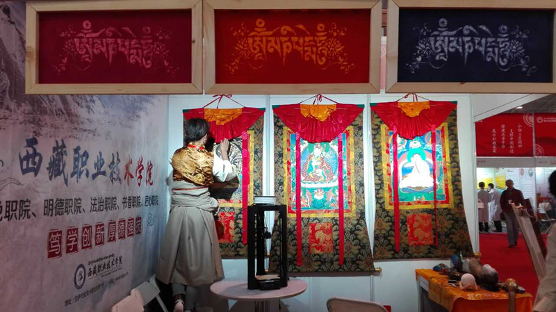 “根据制作唐卡所用材料,可以将唐卡分为两大类。一类用丝绢制成的唐卡叫做“国唐”,另一种用颜料绘制的唐卡叫“止唐”。”来自西藏职业技术学院的第五十一期高校中青年干部培训班(高职中青第4期)学员次仁旺久在博览会上,为参观者介绍由自己学校学生制作的唐卡,使得大家对高等职业院校师生在民族文化传承与创新上重要作用有了新的认识。 “根据制作唐卡所用材料,可以将唐卡分为两大类。一类用丝绢制成的唐卡叫做“国唐”,另一种用颜料绘制的唐卡叫“止唐”。”来自西藏职业技术学院的第五十一期高校中青年干部培训班(高职中青第4期)学员次仁旺久在博览会上,为参观者介绍由自己学校学生制作的唐卡,使得大家对高等职业院校师生在民族文化传承与创新上重要作用有了新的认识。