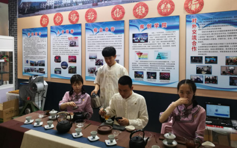 本次博览会由教育部、人力资源和社会保障部、中国国际贸易促进委员会作为指导单位,由中华职业教育社、中国教育电视台、中国国际展览中心集团公司联合主办。博览会以“展示职教成果 、搭建共享平台、支撑中国制造、弘扬工匠精神”为主题,共有100余所办学质量优良的职业院校,其中国家示范校、骨干校和黄炎培职业教育奖优秀学校比例达67%,代表我国当前职业教育的发展水平和质量,另有50余家企业以及15所来自欧美国家的应用技术型本科院校参展参会。 本次博览会由教育部、人力资源和社会保障部、中国国际贸易促进委员会作为指导单位,由中华职业教育社、中国教育电视台、中国国际展览中心集团公司联合主办。博览会以“展示职教成果 、搭建共享平台、支撑中国制造、弘扬工匠精神”为主题,共有100余所办学质量优良的职业院校,其中国家示范校、骨干校和黄炎培职业教育奖优秀学校比例达67%,代表我国当前职业教育的发展水平和质量,另有50余家企业以及15所来自欧美国家的应用技术型本科院校参展参会。