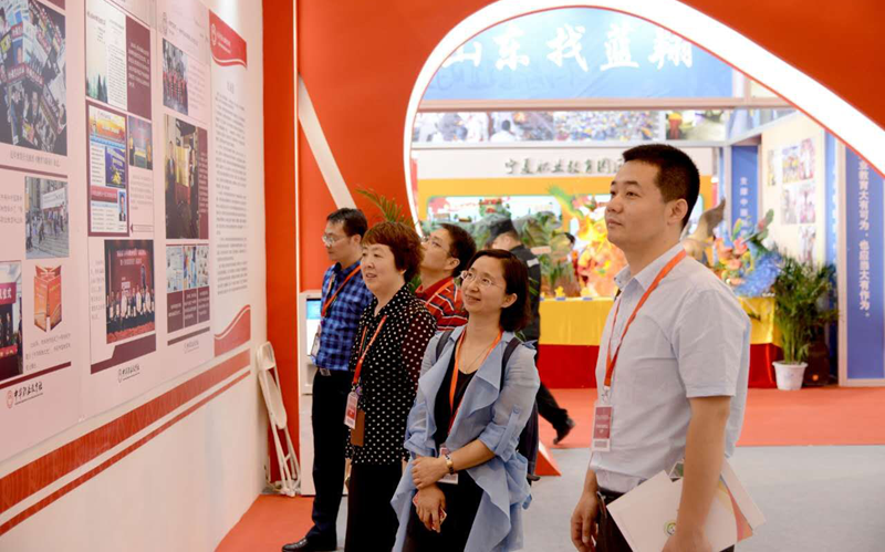 学员们表示,在北京学习期间能有机会参加今年国内规模最大、规格最高的职业教育专业展会,领略了我国现代职业教育的成果和魅力。特别是通过500多张珍贵的历史照片,全面了解了中华职业教育社100年来所走过的光辉历程。机会难得,收获颇丰。尤其是深刻的感受到大力宣传职业教育、全力推进现代职业教育发展是每个人义不容辞的责任。
(供稿:一班学员 江苏财经职业技术学院党委组织部部长 梁枫 审稿:忽杰) 学员们表示,在北京学习期间能有机会参加今年国内规模最大、规格最高的职业教育专业展会,领略了我国现代职业教育的成果和魅力。特别是通过500多张珍贵的历史照片,全面了解了中华职业教育社100年来所走过的光辉历程。机会难得,收获颇丰。尤其是深刻的感受到大力宣传职业教育、全力推进现代职业教育发展是每个人义不容辞的责任。
(供稿:一班学员 江苏财经职业技术学院党委组织部部长 梁枫 审稿:忽杰)