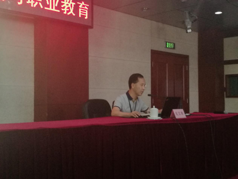 二班学员、贵州职业技术学院经济管理学院院长黄伟春，以贵州职业技术学院旅游服务与管理专业群为例，从思路、内容、路径三个方面分析职业院校要不要对接、对接什么、怎样对接区域经济，实现产教融合。