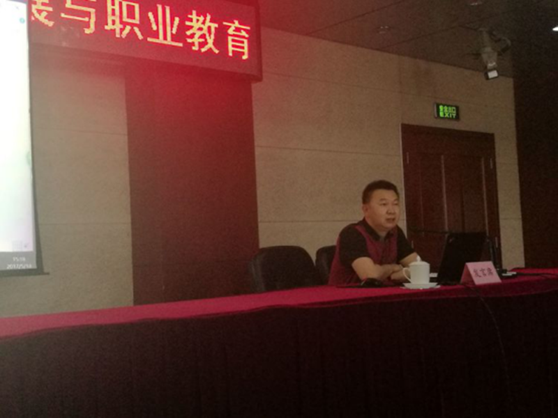 三班学员、吉林交通职业技术学院教务处处长沈艳东，点评日照职业技术学院办学经验和发展理念。