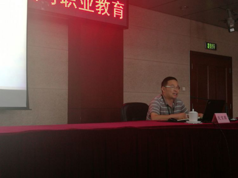 二班学员、湖北三峡职业技术学院兴发科技学院院长刘方玉，点评福建林业职业技术学院的办学经验。
通过各组汇报和点评，大家一致认为，校企合作、产教融合是高职院校立校之基，只有创造性地走出一条政产学研相结合的协同发展道路，实现政、行、企、校多方共赢，高职发展之路才会越走越宽。（供稿：四班学员 姜友维；编辑：大班宣传委员、陈凤玲；审稿：分班主任 黄永军）