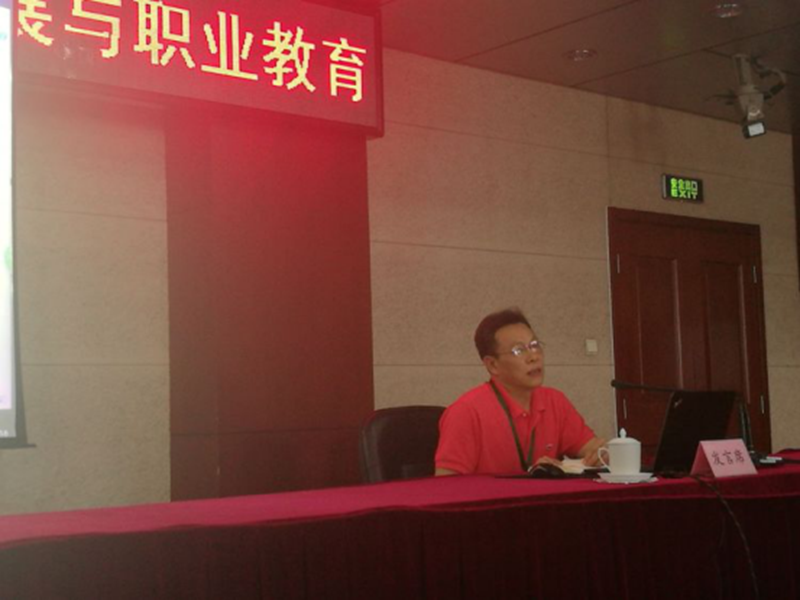 一班学员、广东工贸职业技术学院院办主任刘万裕，点评广西职业技术学院向茶产业链转型进行专业升级的案例和经验。